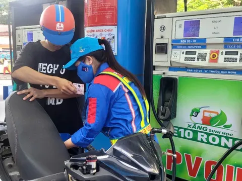 Giá xăng RON 95 tăng lên 20.608 đồng/lít