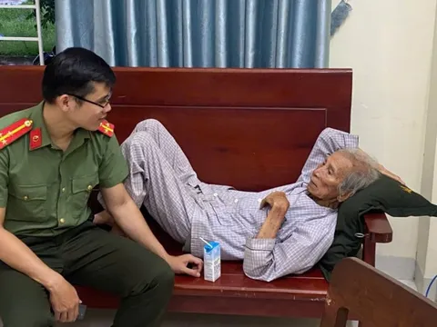 Cụ ông 94 tuổi, đạp xe dừng trước trụ sở công an nhưng không biết mình đến đây làm gì!