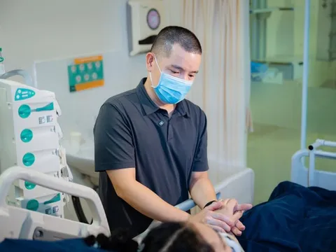 Đúng ngày sinh nhật, người chồng ở Hà Nội quyết định hiến gan cứu vợ dù bác sĩ nói ‘chỉ còn 1% cơ hội sống’: Không món quà nào quý giá bằng sự sống của vợ tôi