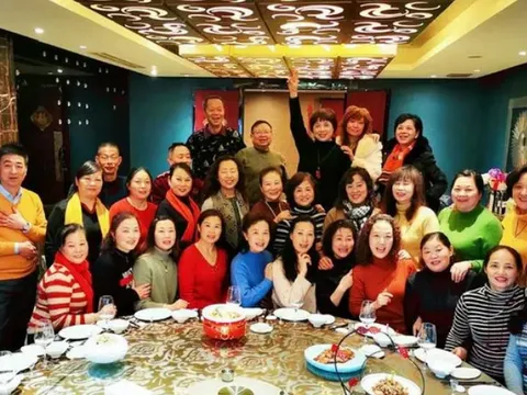 Họp lớp sau 20 năm tốt nghiệp, lớp trưởng kêu gọi nộp quỹ 7 triệu đồng/người, tôi lập tức rời nhóm: Hôm đó thấy tôi đến ai nấy đều sững sờ