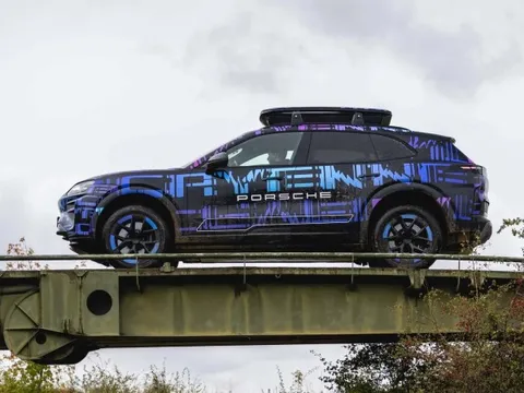 Cụm màn hình khổng lồ trên Porsche Cayenne thuần điện