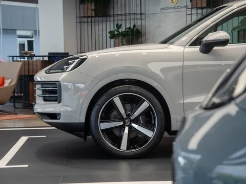 Bộ đôi Porsche Cayenne khoác áo mới - giá cao nhất 6,66 tỷ đồng