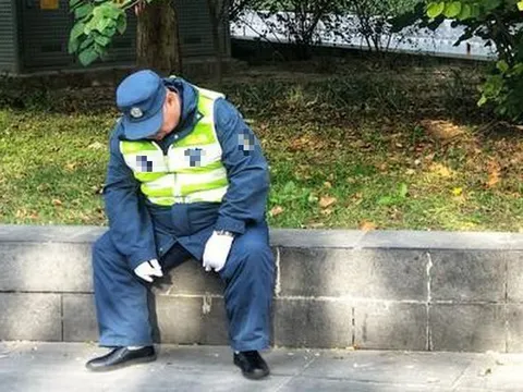 Lương hưu 31 triệu đồng/tháng, cụ ông U70 vẫn đi làm bảo vệ rồi ngậm ngùi hối hận: “Tôi phải xin nghỉ chỉ sau 4 tháng”