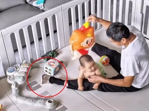 Con dâu ra ngoài nhờ bố chồng ở nhà chăm cháu, 30 phút sau check cam thì thấy cảnh tượng cả đời không quên