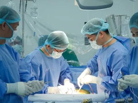Anh ruột hiến gan cứu em trai 'từ cõi chết'