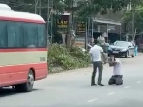 Tạm giữ đối tượng ép tài xế xe buýt quỳ giữa đường