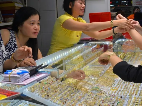 Giá vàng hôm nay, 3-10: Ồ ạt bán tháo