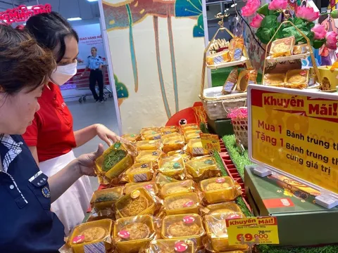 Trước giờ "phá cỗ trăng rằm", siêu thị "xả" bánh trung thu mua 1 tặng 1