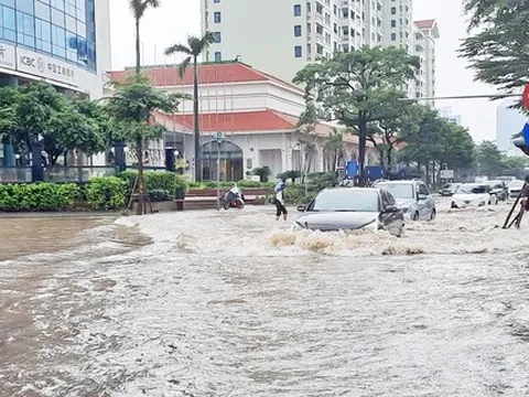 Sau mưa lớn, nhiều tuyến phố ở Hà Nội lại chìm trong nước