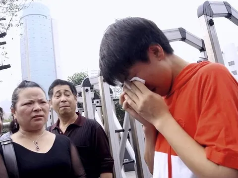 Nam sinh học kém đỗ ĐH danh tiếng, bố mạnh tay chi 75 triệu đồng mở tiệc ăn mừng nhưng khách đến liền vội khuyên: “Chỉ có nước thi lại năm sau”