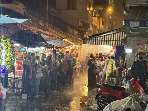 Ngay lúc này: Phố lồng đèn Lương Nhữ Học chật kín, trời bất ngờ đổ mưa vẫn vô cùng náo nhiệt