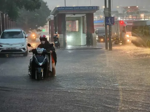 Mưa suốt đêm, nhiều trường ở Hà Nội cho học sinh nghỉ sáng nay