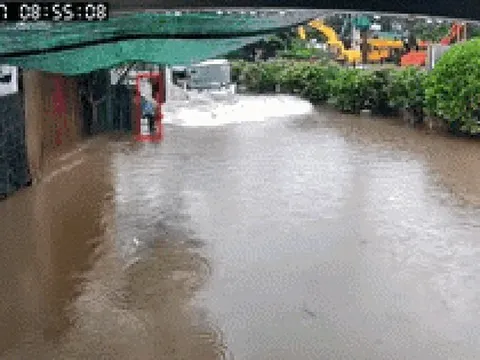 Khoảnh khắc khiến bao người "đứng tim" trên phố Hà Nội sáng 7/10: 13 giây gây tranh cãi