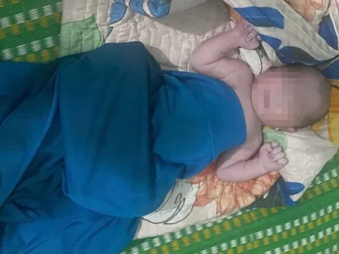Bé trai chưa đầy tháng bị bỏ rơi trong túi bóng ở cạnh bãi rác