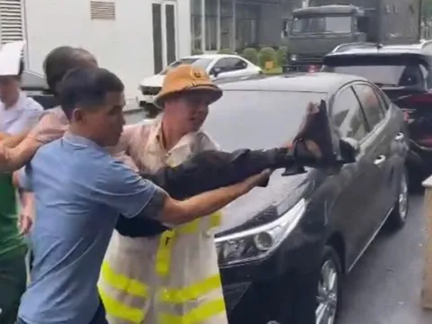 Bệnh nhân gãy chân được CSGT hỗ trợ đưa qua điểm ngập đến bệnh viện cấp cứu