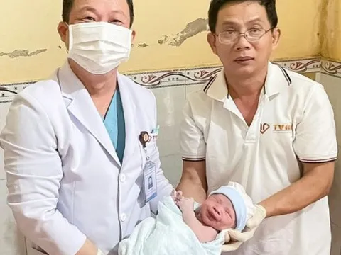Cứu thành công bé sơ sinh đẻ rơi tại nhà ở Cà Mau