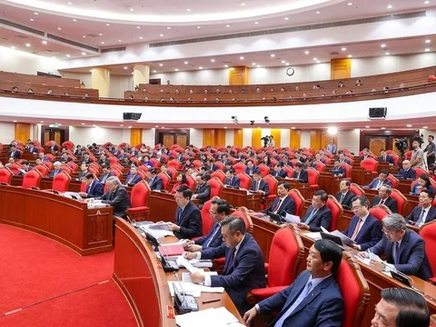 Thủ tướng Phạm Minh Chính điều hành ngày làm việc thứ hai Hội nghị Trung ương 13