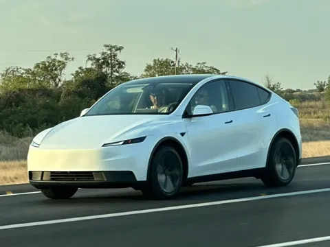 Tesla Model Y bản 'giá rẻ' bất ngờ lộ diện
