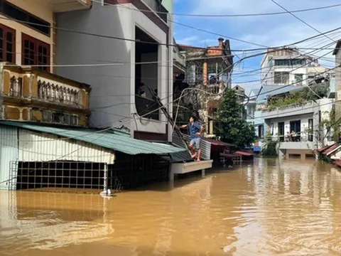 Lũ lịch sử 60 năm ở Thái Nguyên, dân bắc thang lên tầng 2 chạy lụt