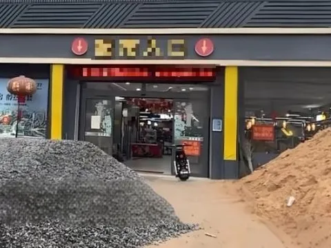 Thấy siêu thị đông khách, chủ mặt bằng tăng giá tiền thuê từ 629 triệu lên 1,6 tỷ đồng/năm, bị từ chối thì đổ đá, cát chặn trước cửa: “Không đồng ý tôi lại đổ thêm”