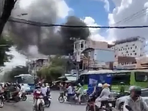 Khói ngùn ngụt bốc ra từ kho hàng chứa đồ nhựa ở TP HCM