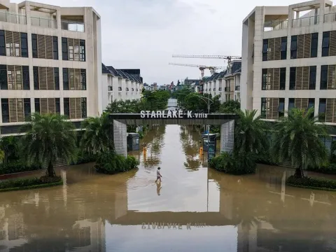 Khu biệt thự triệu USD Starlake ngập nước, 'hàng xóm' chịu trận