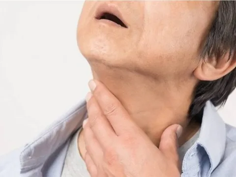 Người đàn ông 50 tuổi chán ăn, chỉ muốn uống nước, đi khám bác sĩ "lắc đầu"