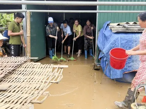 Phụ nữ Cao Bằng tích cực cùng các lực lượng hỗ trợ người dân ứng phó với mưa lũ