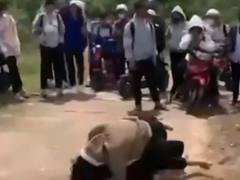 Hai nữ sinh đánh nhau, bạn học reo hò cổ vũ