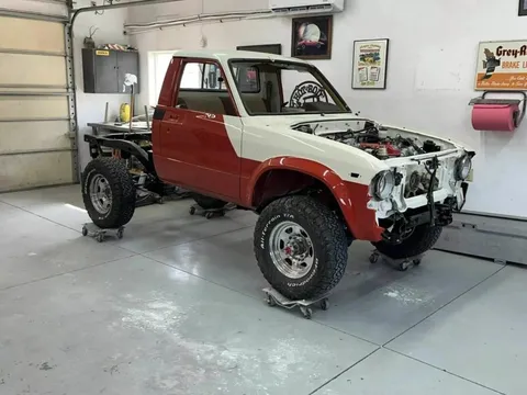 Ngắm nhìn bán tải Toyota cách đây gần 45 năm, 'cổ lỗ sĩ' nhưng chất