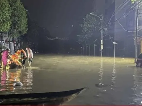 Thái Nguyên chìm trong biển nước, sinh viên kêu cứu trong đêm