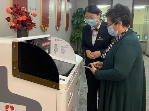 Gửi tiết kiệm 80 triệu/tháng suốt 3 năm, đến ngày đáo hạn, người phụ nữ chết sững nhận thông báo: “Số tiền này đâu phải của 1 mình chị?”