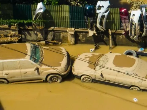 Loạt ô tô 'tan nát' sau khi nổi lên từ bùn lầy ở Thái Nguyên