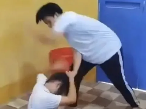 2 nam sinh đánh dã man 1 nữ sinh trong lớp học