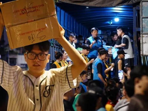 Xúc động giữa đêm TP.HCM: Người dân thức trắng, gom từng thùng hàng gửi ra vùng lũ miền Bắc