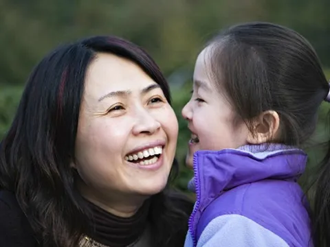 Con gái ngã rách đầu gối, bà hàng xóm đi qua nói 1 câu mà tôi điếng người: Bao năm nay, mình nuôi dạy con sai lầm rồi!
