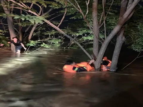 Người đàn ông bị lật thuyền mắc kẹt giữa dòng nước lũ: Công an Hà Nội nhận tin khẩn trong đêm