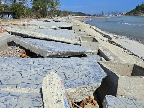 Biển Cửa Lò tan hoang sau “bão chồng bão” 