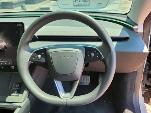 Tesla loại bỏ cần gạt xi-nhan, rồi bán cho khách giá 595 USD