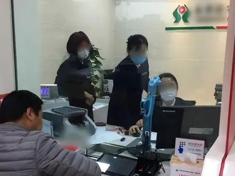 Gửi tiết kiệm 2,1 tỷ đồng kỳ hạn 10 năm, đến ngày lĩnh tiền, cụ ông chết sững nhận về đúng 2,1 tỷ đồng không hơn