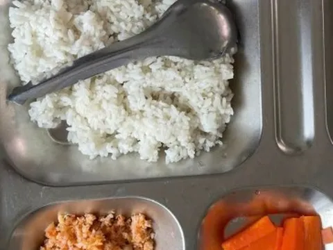 Suất cơm bán trú 'lèo tèo' gây xôn xao: Lãnh đạo trường tiểu học ở Huế lên tiếng