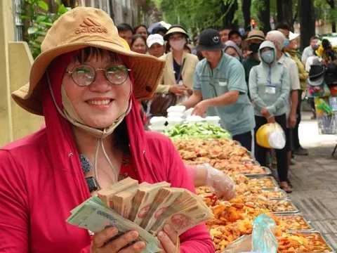 Đưa 100 triệu cho người lạ ở TP.HCM, người đàn ông dặn kỹ "hết tiền thì nói để đưa thêm" và biến mất