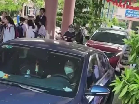 Phụ huynh bức xúc khi nhiều ô tô chạy trong sân trường lách giữa 'rừng' học sinh