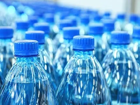 Tại sao không nên uống nước đóng chai sau khi hết hạn?