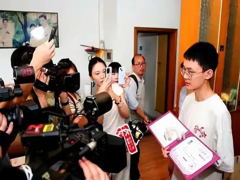 Nhìn những học sinh đỗ ĐH top 1, phát hiện ra: Đa phần trẻ thành công bắt nguồn từ 3 hành động "lạnh lùng" này của bố mẹ