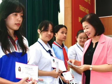 Báo Phụ nữ TPHCM tiếp tục nâng bước nữ sinh hiếu học, vượt khó đến trường