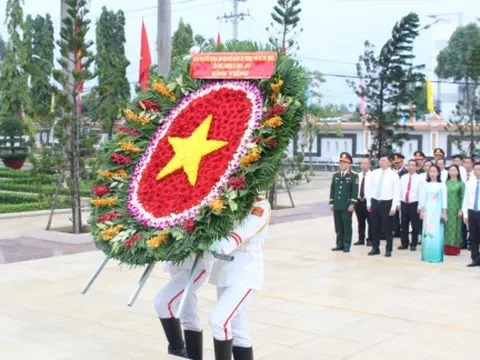 Đại biểu Đại hội Đảng bộ TPHCM lần I dâng hương, tưởng nhớ các anh hùng liệt sĩ