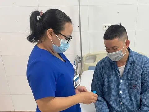 Đi khám vì tiểu máu, người đàn ông 40 tuổi tá hoả khi phát hiện mắc hội chứng "bụng quả mận khô"