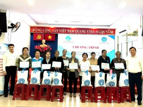 Trao tặng 443 thẻ bảo hiểm y tế cho phụ nữ có hoàn cảnh khó khăn