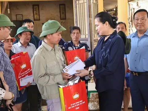 Phó Chủ tịch UBTƯ MTTQ Việt Nam Hà Thị Nga thăm hỏi và trao hỗ trợ Nhân dân tỉnh Thái Nguyên